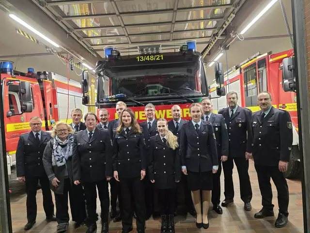 Über die Ehrungen und Beförderungen bei der Feuerwehr Maschen freuen sich (v. li): Ortsbrandmeister Torsten Meyer, Bürgermeisterin Angelika Tumuschat-Bruhn, Dieter Kröger, Annika Zeh, Fabian Grimm, Jan Hannig, Sina Klask, Sascha Wille, Sina Bornemann, Sascha Springer, Sally Springer, Jan Gagelmann, stv. Gemeindebrandmeister Andreas Brauel und Gemeindebrandmeister Rainer Wendt | Foto: Köhlbrandt