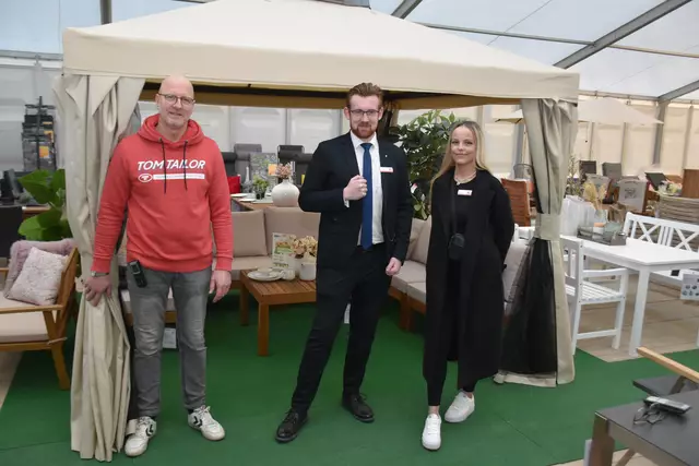 Freuen sich auf die Gartenmöbel-Saison (v. li.): Michael Radowsky (Leitung Gartenmöbel-Zelt), Nico Riemann (Abteilung Junges Wohnen) und Sabrina Kirstein (Verkauf Gartenmöbel-Zelt) | Foto: Axel-Holger Haase