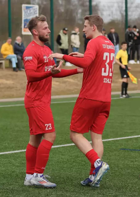 Niklas Schulz (re.) gratuliert dem zweifachen Torschützen für Buchholz 08, Chris Schulze (li.) | Foto: cc