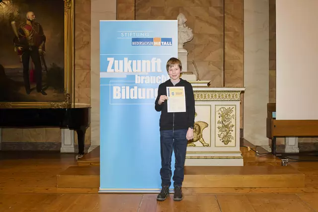Julian Freund, Preisträger aus Buxtehude der niedersächsischen Landesrunde, in der Aula der Universität Göttingen

 | Foto: Stiftung NiedersachsenMetall