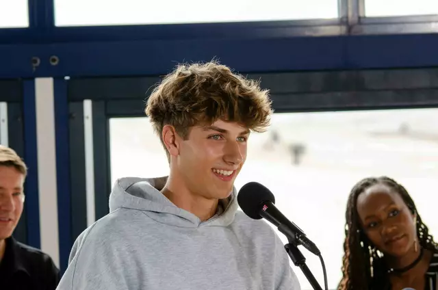 Der 16-jährige Lasse ist bereits unter den zehn Besten im Songwriting-Contest auf Kika | Foto: ZDF/Domburg Fotografie