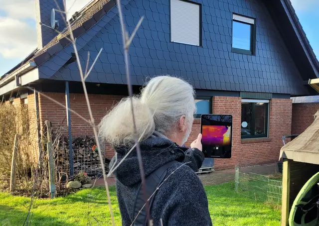 Mit der Wärmebildkamera werden die Oberflächentemperaturen des Hauses mit unterschiedlichen Farben dargestellt | Foto: Samtgemeinde Harsefeld