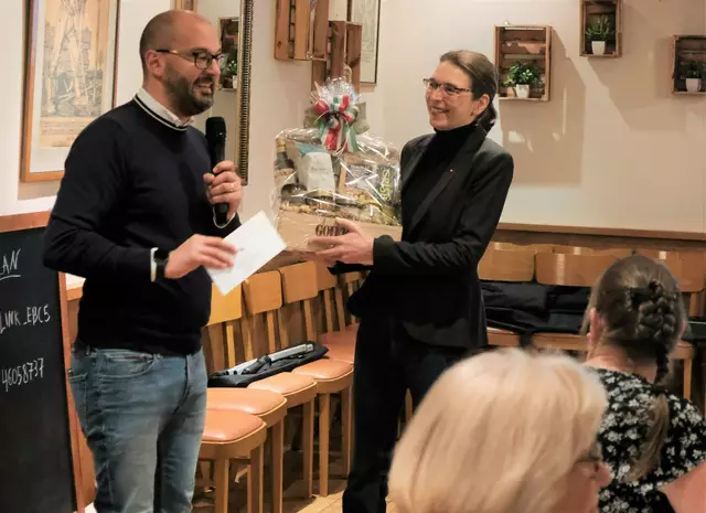 Auf der SPD-Wahlparty in Nenndorf: Frithjof Brandt, stellvertretender Vorsitzender der SPD im Landkreis Harburg, beglückwünscht Abgeordnete Svenja Stadler zum erneuten Einzug in den Bundestag | Foto: Frank Augustin / SPD