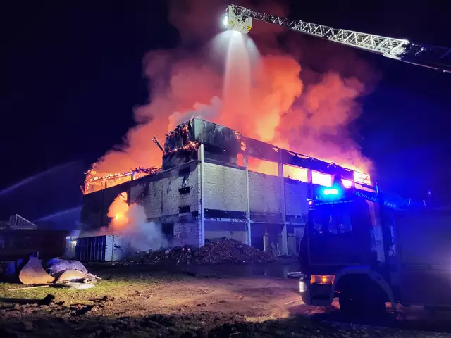 Zwei Drehleitern waren im Einsatz, aus Tostedt und aus Buchholz | Foto: sh