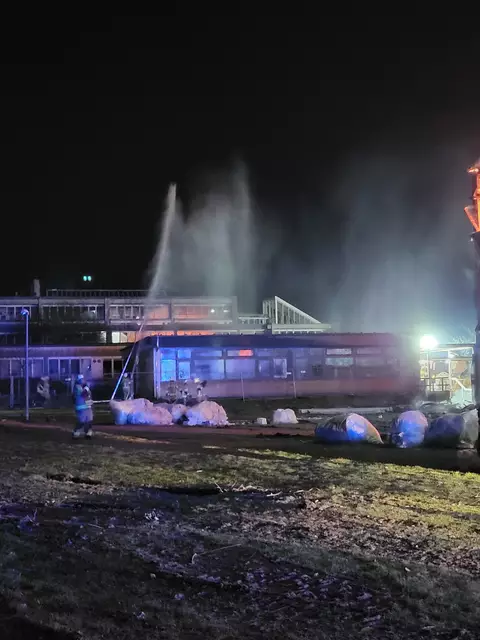 Der Anbau der Realschule wurde mit viel Wasser vor den Flammen geschützt | Foto: sh