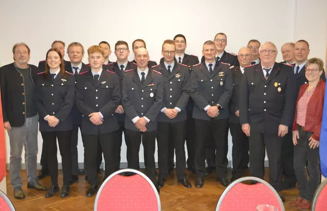 Bei der Jahreshauptversammlung der Feuerwehr Fliegenberg-Rosenweide gab es eine Menge Beförderungen und Ehrungen | Foto: Sebastian Beecken