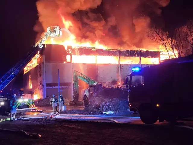Hier war nichts mehr zur retten, es ging nur noch um Schadensbegrenzung bei den anliegenden Gebäuden. Im Vordergrund der Bagger, mit dem am Tage noch Abrissarbeiten an dieser Halle stattfanden | Foto: sh