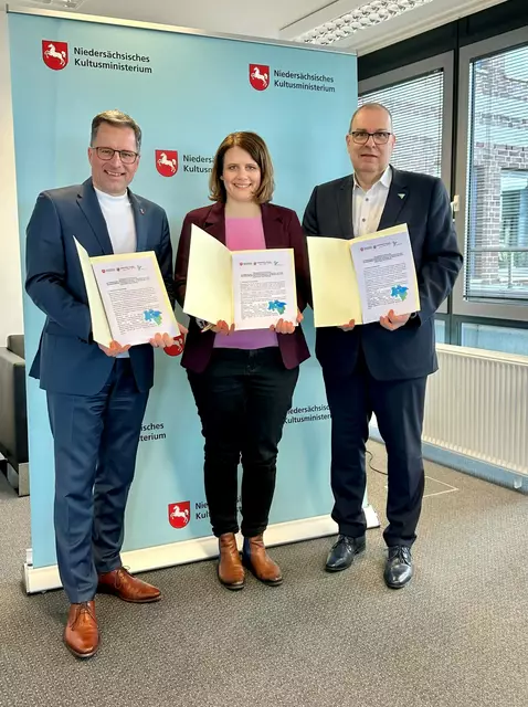 Präsentieren die Kooperationsvereinbarung: Kultusministerin Julia Willie Hamburg mit den Landräten Kai Seefried (li.) und Thorsten Krüger | Foto: Landkreis Stade