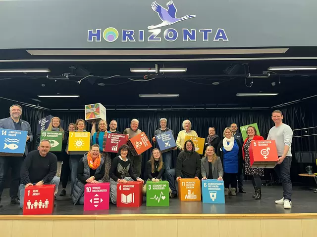 Organisatoren auf der Horizonta-Bühne: Holger Petruschke, Sontje Ahrens (Jugendrat), Konstantin Muffert, Christoph Kröger, Heidi Seekamp, Katja Hahne, Marcus Richter (alle Klimakommune), Manfred Hüllen, Erwin Kausch (Chemiker), Julia Rieck, Melanie Walter, Dorothee Liedtke, Jessica Markert, Ulf Gerkensmeyer, Ulrike Bohm, Kornelia Petersen, Anne Zehner-Gerkensmeyer (alle Horizonta-Lehrende), Iris Strunk, Nadine Ohmann, Tim Yalçın (alle Schulleitung) | Foto: Susanne Schwalm