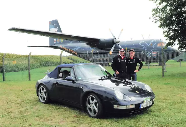 Andreas (l.) und Erik Schnieber mit einem Youngtimer Porsche 993 | Foto: AC Buchholzer Heidering e.V. im ADAC