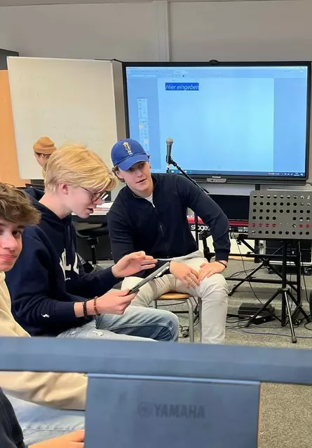 Werkelten an einem schulübergreifenden Klimasong: Mats Hartmann (10e), Nick Rommel (10e) und Mahdi Zabad (10e) | Foto: Susanne Schwalm