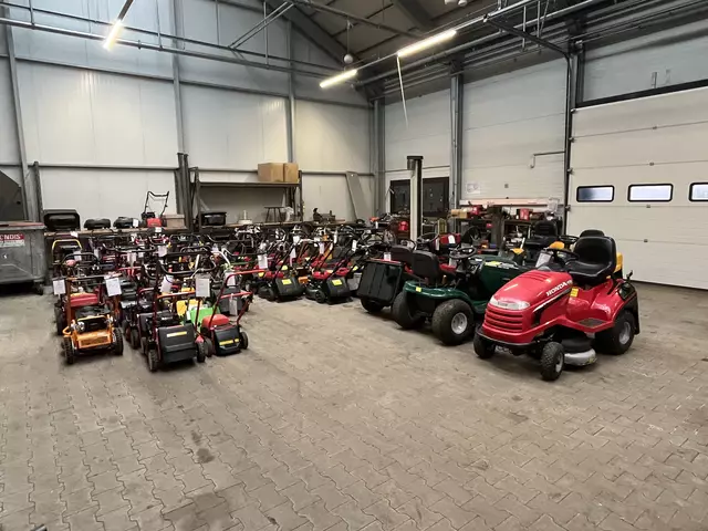 Die Rasenmäher werden vom Fachpersonal instandgesetzt und für die Saison vorbereitet | Foto: sra