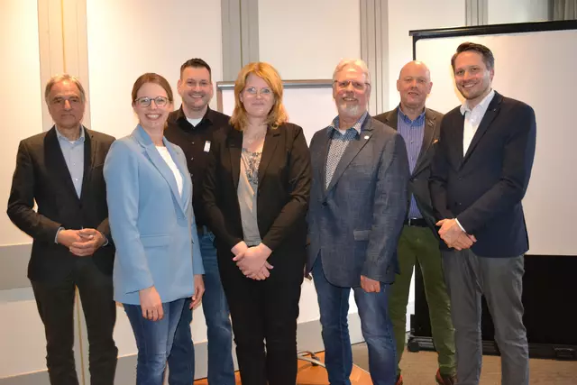 Der Vorstand des Dehoga-Kreisverbandes Landkreis Harburg (v. li.): zweiter Kassenführer Karsten Maack-Kramer, Schriftführerin Nele Landschof, zweiter Vorsitzender Jürgen Niehoff, Geschäftsführerin Cordula Rohwer, Vorsitzender Thomas Cordes, Kassenwart Thomas Vick und dritter Vorsitzender Jan Philip Stöver | Foto: bim