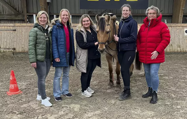 Der aktuelle Vorstand (v. li.): Maria Lewitzki, Dr. Daniela Börnigen, Laura Schlesinger, Schulpony Max, Bianca Sieler und Iris Kartzig | Foto: Reit- und Fahrverein