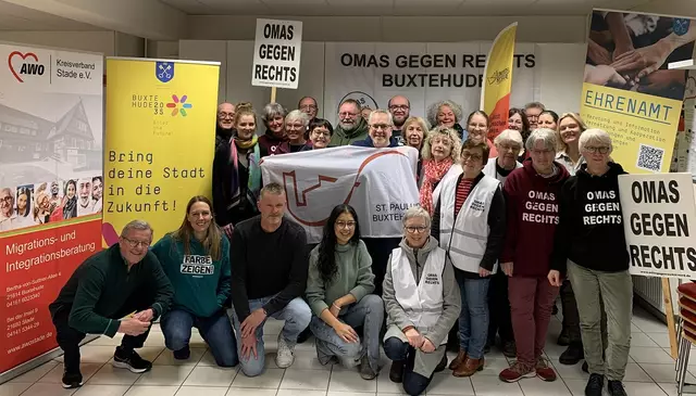 Gruppenbild mit Engagierten und Mitgliedern der beteiligten Vereine und Institutionen  | Foto: Hansestadt Buxtehude