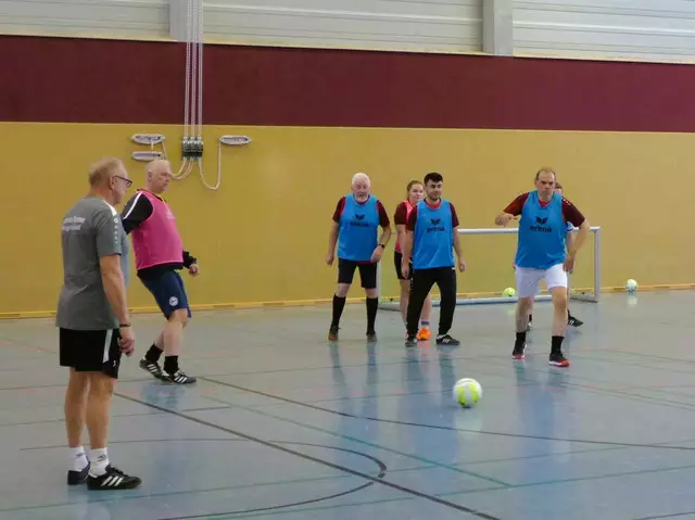 Peter Colmsee (graues T-Shirt)  beobachtet die WalkingReds bei den Übungen im Sportzentrum Seevetal | Foto: Amelie Vergin