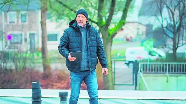 Lothar Dreist bei der Arbeit auf einem Flachdach | Foto: Dreist