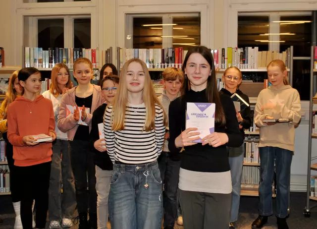 Clara Maria Dicke (r.), Siegerin des 66. Vorlesewettbewerbs beim Kreisentscheid, mit der Vorjahressiegerin Paula Ehring | Foto: Hansestadt Buxtehude