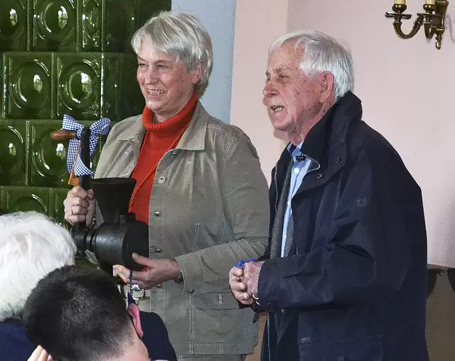 Ein Geschenk hatten Birgit und Heinz Harms bei der Eröffnung einer Ausstellung in der Moisburger Mühle mitgebracht