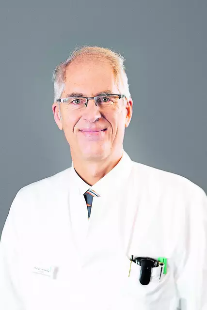 Chefarzt Prof. Dr. Christian Flamme informiert am 6. März im Krankenhaus Buchholz über konventionelle und operative Behandlungsmöglichkeiten bei Kniearthrose | Foto: Krankenhäuser Buchholz-Winsen