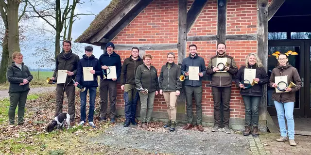 Die erfolgreichen Prüflinge präsentieren stolz ihre Urkunden. Sie beherrschen den Umgang mit dem Jagdhorn perfekt | Foto: Kreisjägerschaft Stade