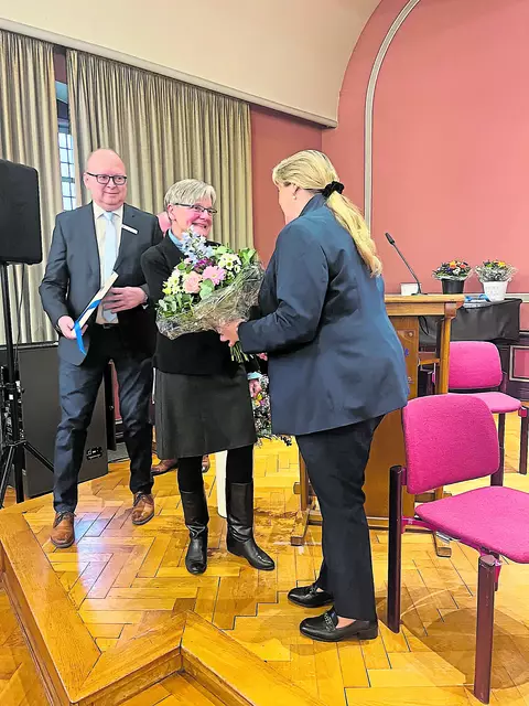 Glückwünsche und Blumen für Susanne von Hennig | Foto: sapo