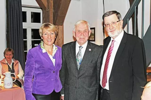 Dr. Heinz Harms (Mi.) bei der Verleihung des Bürger- und Umweltpreises, hier mit der stellvertretenden Landrätin Anette Randt und Hollenstedts Bürgermeister Jürgen Böhme | Foto: Gemeinde Hollenstedt