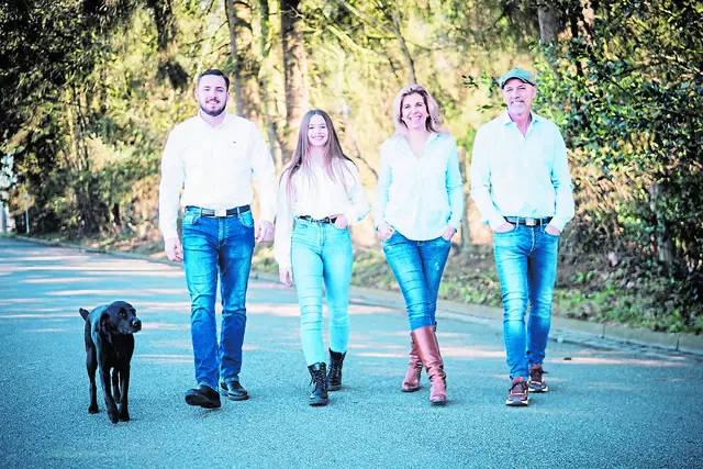 Familie Dreist mit (v. re.): Lothar, Claudine, Leni und Lucien sowie Hündin Pepper | Foto: www.gluecksmomentchen.de / Antje Wulff / Dreist