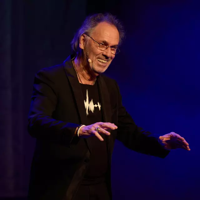 Hugo Egon Balder ist ein erfolgreicher Moderator, Produzent, Schauspieler, Sänger und Kabarettist | Foto: Nils Samp
