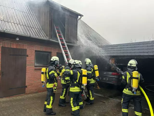 Ein Carportbrand hielt heute Vormittag die Feuerwehr in Balje in Atem
 | Foto: Egon Viehmann / Feuerwehr Nordkehdingen