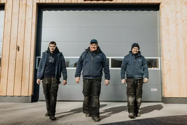 Dachdeckermeister Friedrich "Fiete" Grugel (Mitte) mit seinen Mitarbeitern | Foto: Adrian Fohl Fotografie