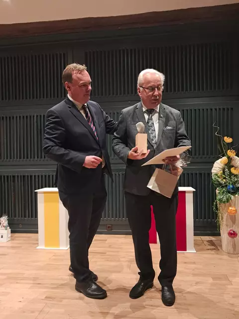 André Wiese mit dem "Luhekiesel"-Preisträger Winfried Bremer | Foto: Anika Werner