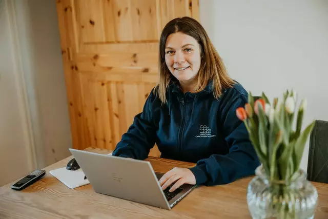 Die erste Stimme für den Kunden am Telefon: Anna Grugel  | Foto: Adrian Fohl Fotografie