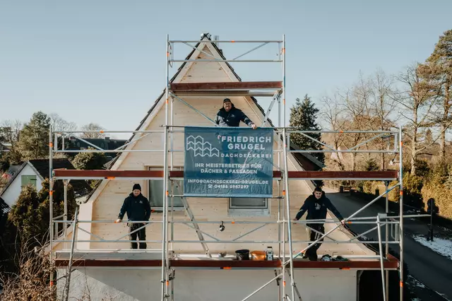 Das Team der Dachdeckerei Friedrich Grugel ist für seine hervorragenden Arbeitsausführungen rund ums Dach in der Region bekannt | Foto: Adrian Fohl Fotografie