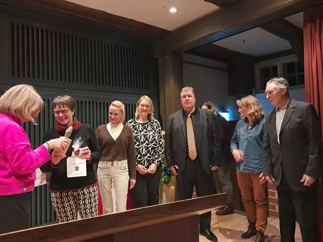 Stellvertretend für ihr etwa 100-köpfiges Team nehmen Kati Domroes hier den Preis von Sabine Lehmbeck entgegen | Foto: Anika Werner