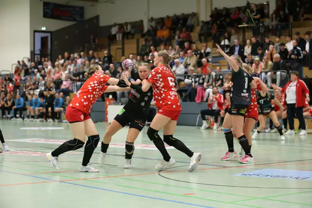 Antonia Pieszkalla (am Ball) verlässt die "Luchse" aus gesundheitlichen Gründen | Foto: cc