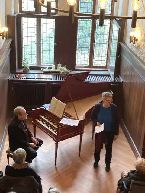 Kreiskantor Reinhard Gräler am Cembalo mit Giesela Wiese, kaufmännische Geschäftsführerin des Heimat- und Museumsvereins | Foto: Jan Jürgens