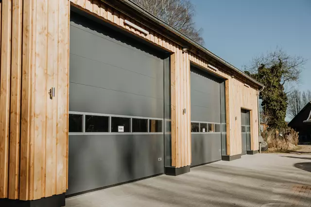 Die neue Halle des Unternehmens Dachdeckerei Friedrich Grugel in Buchholz  | Foto: Adrian Fohl Fotografie