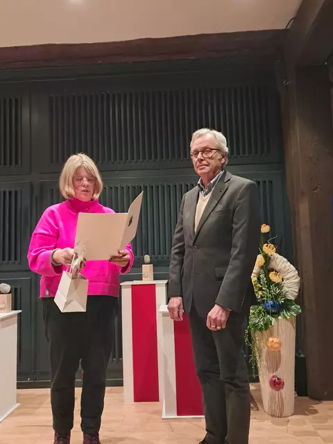 Sabine Lehmbeck zeichnet Hartmut Blecken aus | Foto: Anika Werner