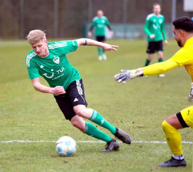 Der Estetaler Mittelstürmer Steffen Westermann (li.) versucht in dieser Szene den  Este-Keeper Özgür Kiziltas mit Ball zu Umkurven, was diesmal aber nicht gelang
 | Foto: cc
