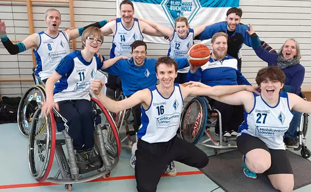 Der neue Tabellenführer der Basketball-Regionalliga (hintere Reihe v. li.): Thomas Erdrich, Matthias Albanus, Lina Witt, Noah Erdrich; Mitte (v. li.); Marie Braun, Nils Kreidelmeyer, Felix Stenzel, Barbara Erdrich und vorne (v. li.): Urs Erdrich und Jannika Nilges | Foto: BW Buchholz