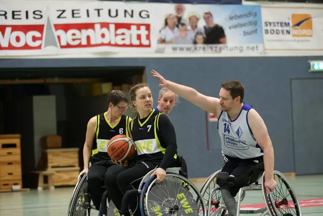 


Matthias Albnus (re.) muss sich nach dem Ball strecken




 | Foto: cc