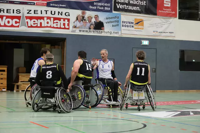 Blau-Weiss-Spielertrainer Thormas Erdrich (M.) in der Klemme | Foto: cc