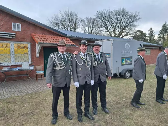 Der amtierende Schützenkönig André Bock (Mitte) mit seinen Adjutanten André Wiese (re.) und Nils Nielsen | Foto: Gordon Zabel