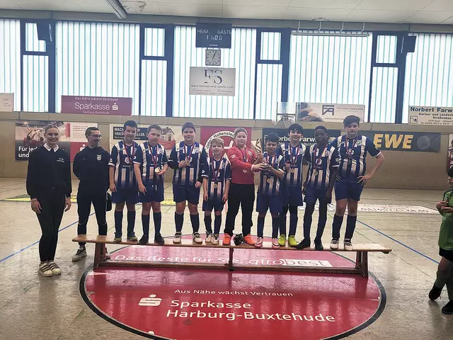 Die Mannschaft des FC Süderelbe freut sich über den Pokal  | Foto: FC Este