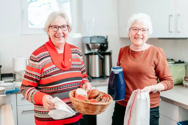 Margret Hantzsch und Rita Bürger vom DRK-Ortsverein Ashausen/Scharmbeck bei der Vorbereitung des Montagsfrühstücks. | Foto: Antje Wulf, DRK-Kreisverband Harburg-Land e.V.