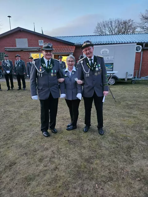 Jubelkönigin Hanna Geering mit Andreas Eggers (re.) und Schießwart Carsten Wölper | Foto: Gordon Zabel