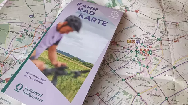 In der neuen Fahrradkarte für das Kulturland Teufelsmoor stecken viele Ideen für Thementouren und Kulturhighlights | Foto: Anke Fiedler/Touristikagentur Teufelsmoor-Worpswede-Unterweser e.V.