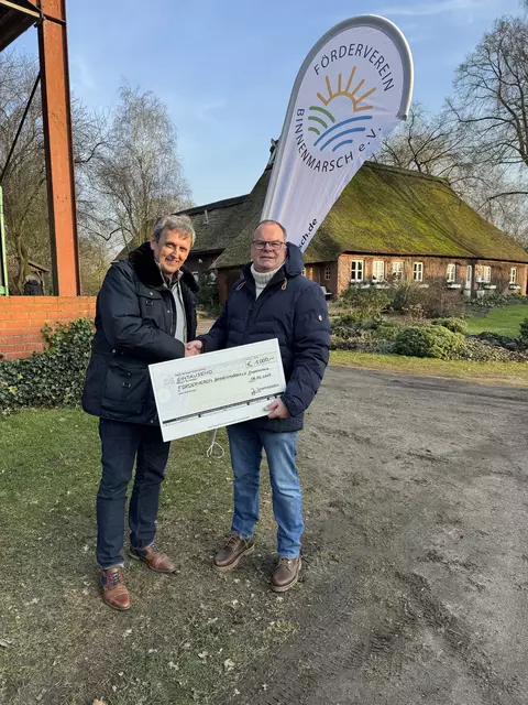 Bei der Spendenübergabe: Fördervereins-Vorsitzender Carsten Becker (li.) und das neue Vereinsmitglied Jörn Stoffregen | Foto: Konstanze Becker