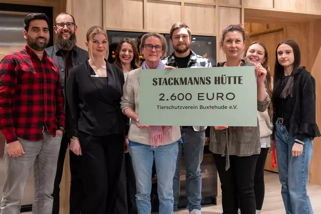  Carola Gajewsky (li.) und Jana Wipp (re.) nehmen den Spendenscheck für den Tierschutzverein entgegen | Foto: Stackmann